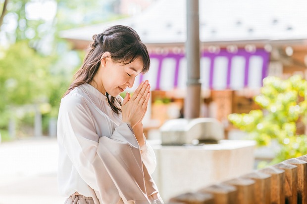 お参りする女性